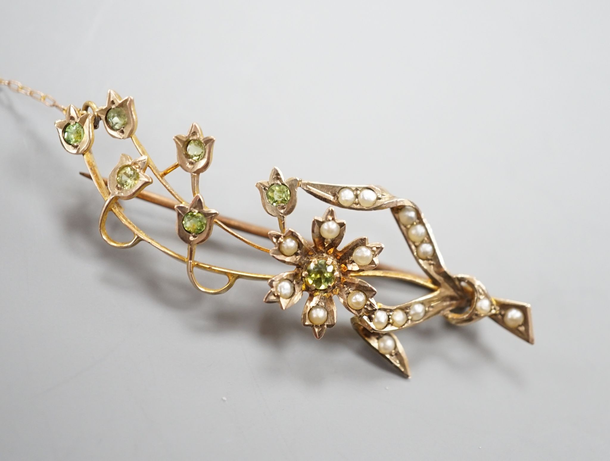 An Edwardian yellow metal, seed pearl and garnet set spray brooch, 55mm, gross weight 4.8 grams.